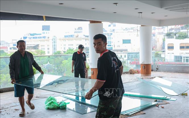 Công nhân tiến hành tháo dỡ các trang thiết bị bên trong tòa nhà 