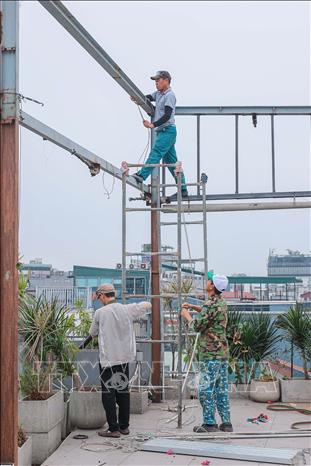 Công nhân tiến hành tháo dỡ kết cấu khu vực ngoài trời của toà nhà 