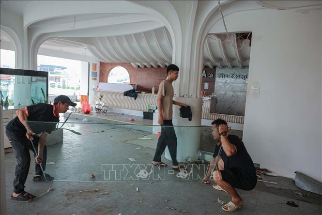 Công nhân tiến hành tháo dỡ các trang thiết bị bên trong tòa nhà 