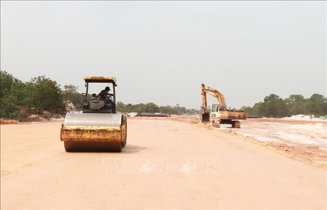 Phương tiện thi công Dự án đường ven biển kết nối Hành lang kinh tế Đông – Tây đoạn xã huyện Triệu Phong (Quảng Trị). Ảnh: Nguyên Lý-TTXVN