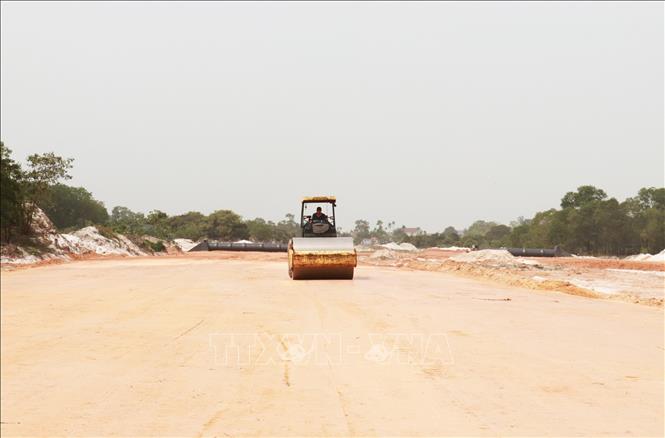 Phương tiện thi công Dự án đường ven biển kết nối Hành lang kinh tế Đông – Tây đoạn xã huyện Triệu Phong (Quảng Trị). Ảnh: Nguyên Lý-TTXVN