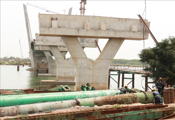 Thi công cầu Thạch Hãn 1 nối thành phố Đông Hà với huyện Triệu Phong thuộc Dự án đường ven biển kết nối Hành lang kinh tế Đông – Tây. Ảnh: Nguyên Lý-TTXVN