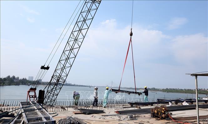 Không khí lao động khẩn trương trên công trường cầu Nhật Lệ 3. Ảnh: Quốc Khánh - TTXVVN