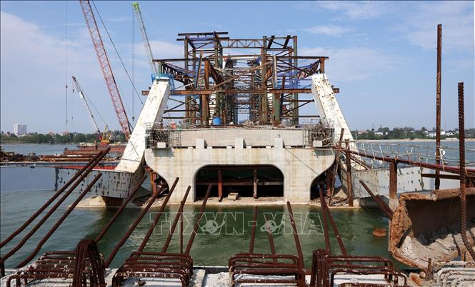 Trên công trường cầu Nhật Lệ 3 những ngày tháng Tư. Ảnh: Quốc Khánh - TTXVN