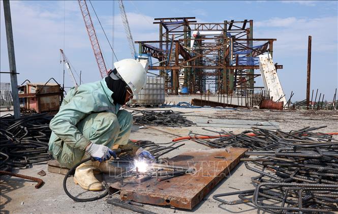 Không khí lao động khẩn trương trên công trường cầu Nhật Lệ 3. Ảnh: Quốc Khánh - TTXVVN