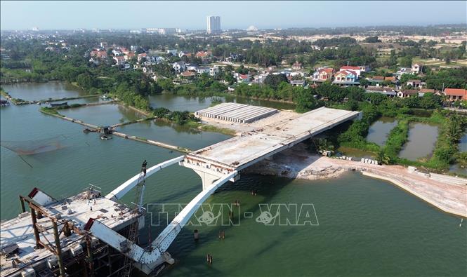 Nhịp nối điểm đầu cầu phía Đông nối với đường ven biển đang được nhà thầu khẩn trương để hợp long trong thời gian tới. Ảnh: Quốc Khánh - TTXVN