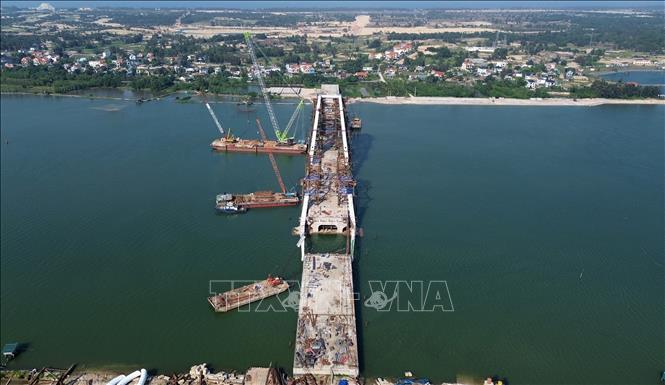 Điểm đầu cầu phía Tây giao với Quốc lộ 1A tại địa phận xã Lương Ninh, huyện Quảng Ninh đang được đẩy nhanh tiến độ thi công. Ảnh: Quốc Khánh - TTXVN