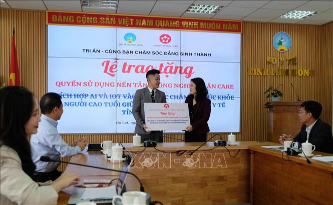 Bà Huỳnh Thị Phương Duyên, Giám đốc Sở Y tế tỉnh Lâm Đồng tiếp nhận Quyền sử dụng nền tảng công nghệ Tri Ân Care từ đơn vị cung cấp phần mềm. Ảnh: Nguyễn Dũng - TTXVN
