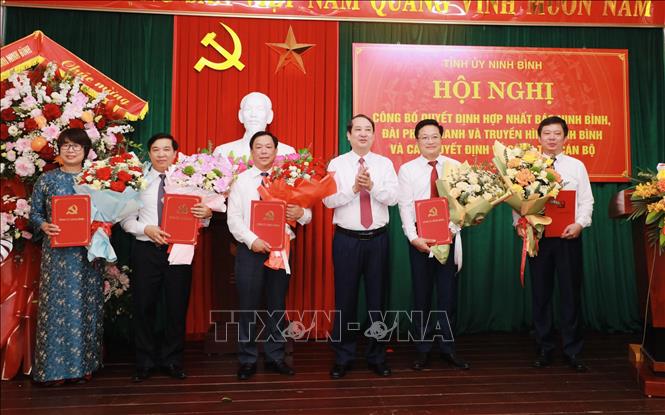 Phó Bí thư Thường trực Tỉnh ủy Ninh Bình Mai Văn Tuất trao các quyết định của Ban Thường vụ Tỉnh ủy về việc phân công và bổ nhiệm cán bộ sau hợp nhất. Ảnh: TTXVN phát