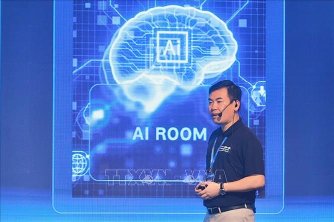 Ông Lê Bá Tân, Giám đốc Viettel IDC trình bày tham luận tại Hội nghị. Ảnh: Minh Quyết - TTXVN