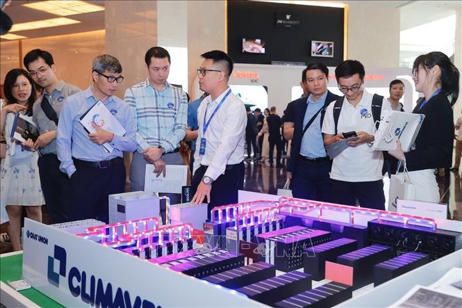 Đại biểu tham quan các gian trưng bày sản phẩm công nghệ trong lĩnh vực trung tâm dữ liệu, trí tuệ nhân tạo và điện toán đám mây toàn cầu. Ảnh: Minh Quyết - TTXVN