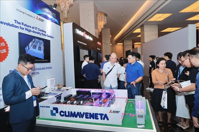 Đại biểu tham quan các gian trưng bày sản phẩm công nghệ trong lĩnh vực trung tâm dữ liệu, trí tuệ nhân tạo và điện toán đám mây toàn cầu. Ảnh: Minh Quyết - TTXVN