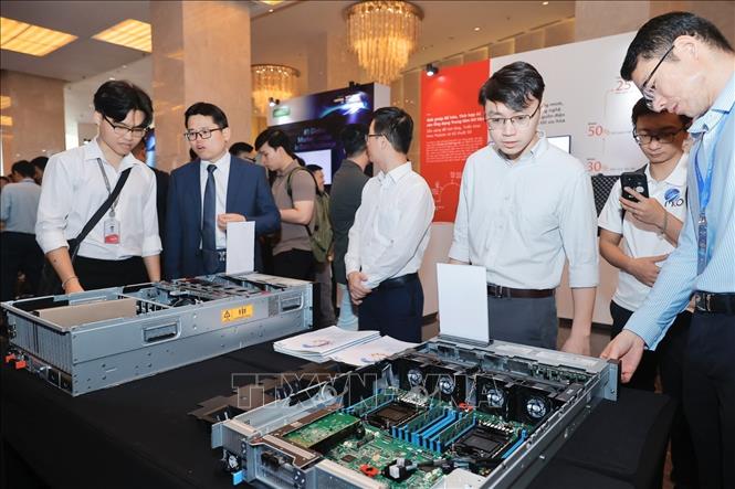 Đại biểu tham quan các gian trưng bày sản phẩm công nghệ trong lĩnh vực trung tâm dữ liệu, trí tuệ nhân tạo và điện toán đám mây toàn cầu. Ảnh: Minh Quyết - TTXVN