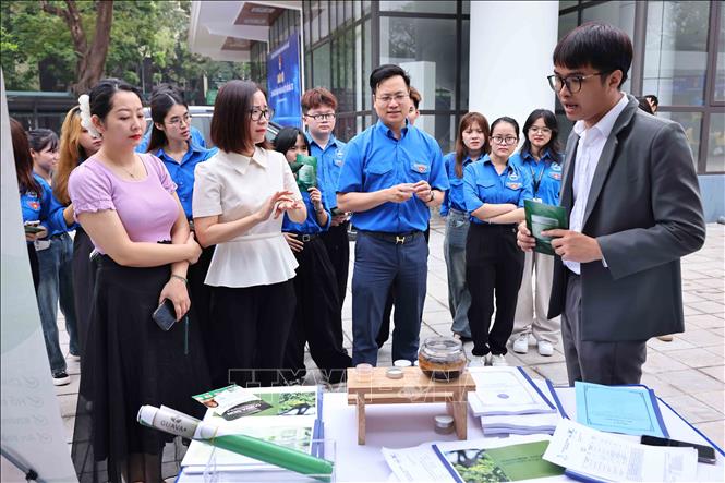 Các đại biểu tham quan các gian hàng quảng bá sản phẩm. Ảnh: Minh Đức – TTXVN