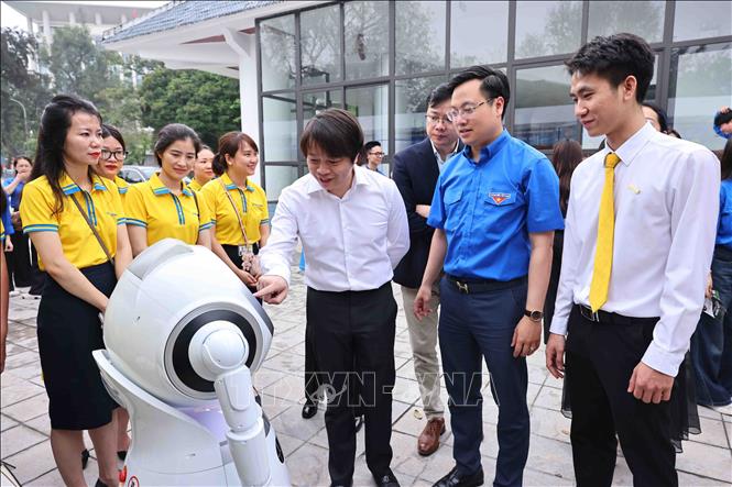 Các đại biểu tham quan các gian hàng quảng bá sản phẩm. Ảnh: Minh Đức – TTXVN