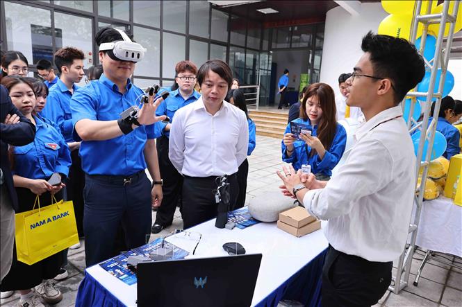 Các đại biểu tham quan các gian hàng quảng bá sản phẩm. Ảnh: Minh Đức – TTXVN