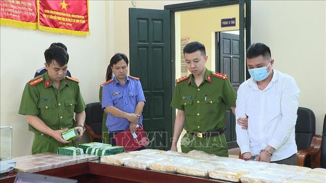 Đối tượng cầm đầu vụ án (phải) bị đề nghị truy tố. Ảnh: TTXVN phát