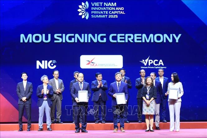 Lễ trao Biên bản ghi nhớ tăng cường đầu tư và hợp tác khu vực. Ảnh: Tuấn Anh  - TTXVN 