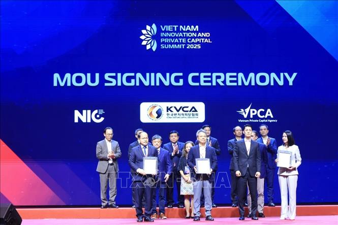 Lễ trao Biên bản ghi nhớ tăng cường đầu tư và hợp tác khu vực. Ảnh: Tuấn Anh  - TTXVN 