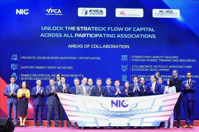 Các đại biểu thực hiện nghi thức bấm nút ghi nhớ mở rộng hợp tác trong khu vực. Ảnh: Tuấn Anh  - TTXVN 