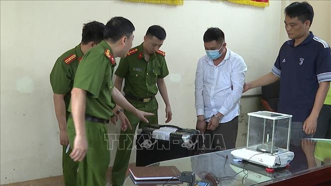 Đối tượng cầm đầu (thứ 2, từ phải sang) bị đề nghị truy tố. Ảnh: TTXVN phát