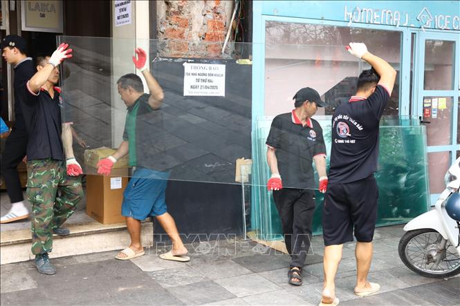Các đơn vị tháo dỡ tại tòa nhà. Ảnh: Quốc Lũy-TTXVN