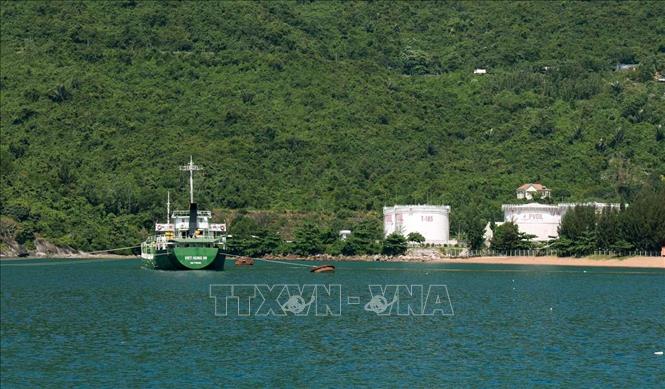 Tàu vào khu vực Vịnh Vũng Rô (tỉnh Phú Yên) để cung ứng xăng dầu. Ảnh: Xuân Triệu - TTXVN