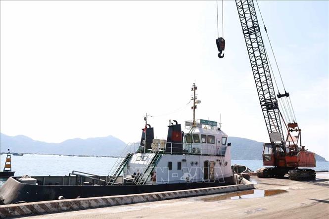 Tàu Vũng Rô 1 chờ tiếp nhận hàng hóa từ Cảng Vũng Rô (tỉnh Phú Yên). Ảnh: Xuân Triệu - TTXVN