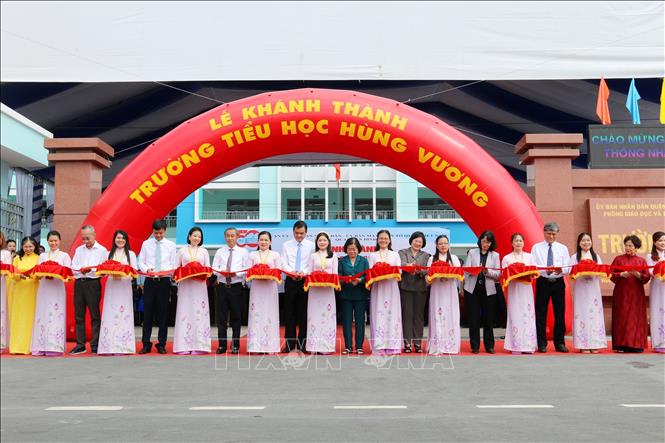 Nghi thức cắt băng khánh thành và đưa vào sử dụng cụm 3 trường học chuẩn quốc gia. Ảnh: Thanh Vũ-TTXVN 