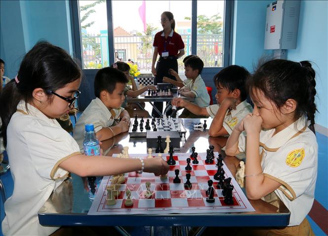 Học sinh Trường tiểu học Hùng Vương thi đấu cờ vua trong nhà thi đấu đa năng. Ảnh: Thanh Vũ-TTXVN 