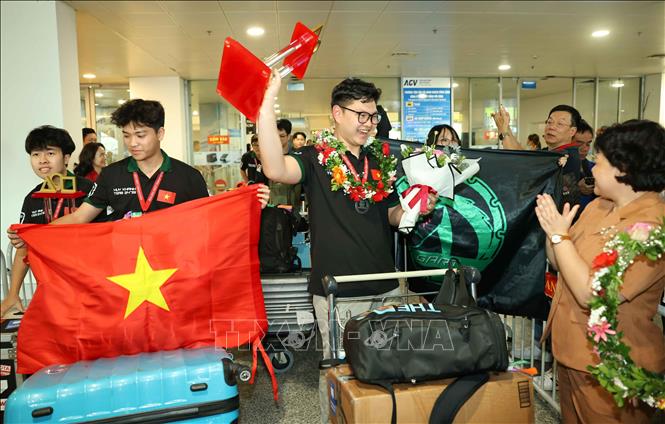 Các thành viên đội tuyển mang vinh quang, chiến thắng trở về. Ảnh: Thanh Tùng - TTXVN