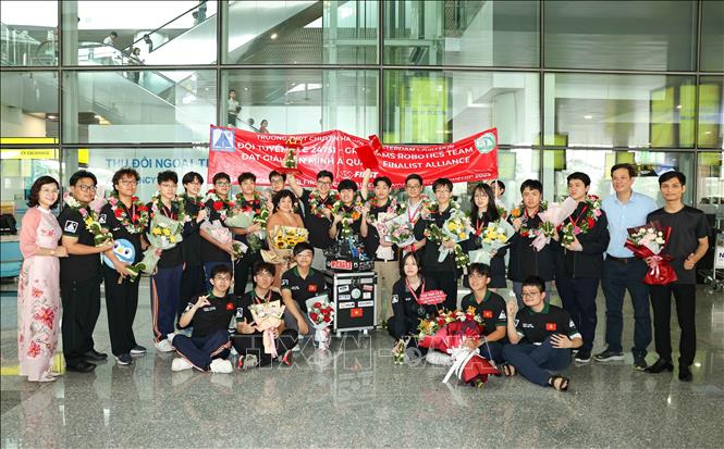 Đội tuyển trở về trong niềm hân hoan chào đón của thầy cô, bè bạn và gia đình. Ảnh: Thanh Tùng - TTXVN