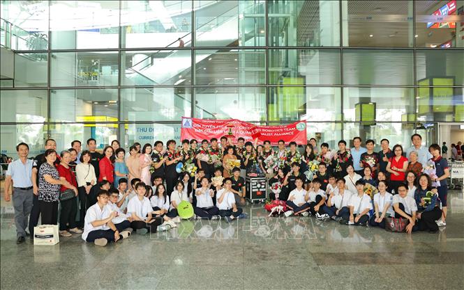 Đội tuyển trở về trong niềm hân hoan chào đón của thầy cô, bè bạn và gia đình. Ảnh: Thanh Tùng - TTXVN