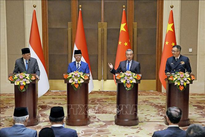 (Từ trái sang) Bộ trưởng Quốc phòng Indonesia Sjafrie Sjamsoeddin, Bộ trưởng Ngoại giao Indonesia Sugiono, Bộ trưởng Ngoại giao Trung Quốc Vương Nghị và Bộ trưởng Quốc phòng Trung Quốc Đổng Quân tại cuộc họp báo ở Bắc Kinh ngày 21/4/2025. Ảnh: Kyodo/TTXVN