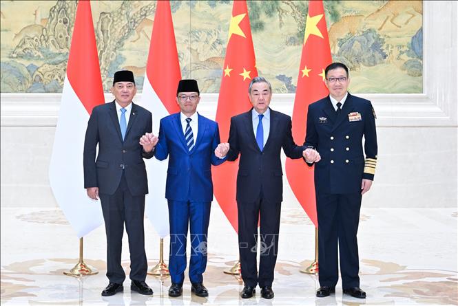(Từ trái sang) Bộ trưởng Quốc phòng Indonesia Sjafrie Sjamsoeddin, Bộ trưởng Ngoại giao Indonesia Sugiono, Bộ trưởng Ngoại giao Trung Quốc Vương Nghị và Bộ trưởng Quốc phòng Trung Quốc Đổng Quân tại Hội nghị Bộ trưởng 2+2 lần thứ nhất ở Bắc Kinh ngày 21/4/2025. Ảnh: THX/TTXVN