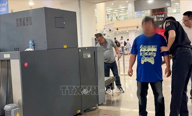 Chiều 18/4/2025, Hải quan Cửa khẩu sân bay Quôc tế Nội Bài phối hợp cùng các lực lượng tiến hành kiểm soát rủi ro, thông qua các biện pháp nghiệp vụ, cùng với việc phân tích hình ảnh soi chiếu hành lý, rà soát bằng máy quét kim loại trên người của nam hành khách HUANG CHAO-TSUN, Quốc tịch Đài Loan (Trung Quốc), nhập cảnh trên chuyến bay VJ941 từ Đài Loan về Nội Bài có cất giấu theo người 01 miếng kim loại hình chữ nhật, màu vàng, khối lượng khoảng 01 kg, không khai báo hải quan khi nhập cảnh vào Việt Nam. Ảnh: TTXVN phát