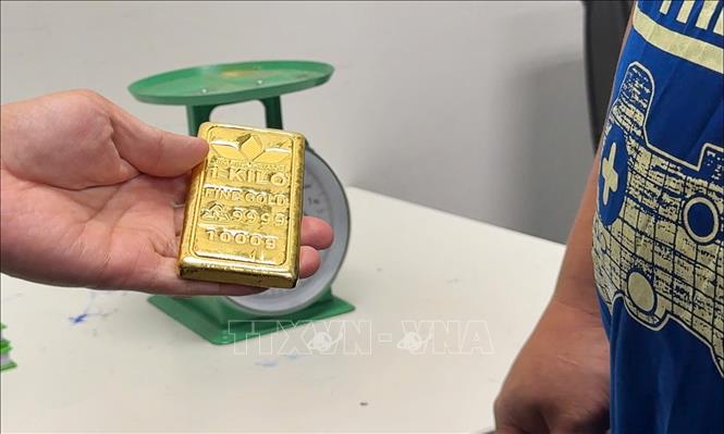 Chiều 18/4/2025, Hải quan Cửa khẩu sân bay Quôc tế Nội Bài phối hợp cùng các lực lượng tiến hành kiểm soát rủi ro, thông qua các biện pháp nghiệp vụ, cùng với việc phân tích hình ảnh soi chiếu hành lý, rà soát bằng máy quét kim loại trên người của nam hành khách HUANG CHAO-TSUN, Quốc tịch Đài Loan (Trung Quốc), nhập cảnh trên chuyến bay VJ941 từ Đài Loan về Nội Bài có cất giấu theo người 01 miếng kim loại hình chữ nhật, màu vàng, khối lượng khoảng 01 kg, không khai báo hải quan khi nhập cảnh vào Việt Nam. Ảnh: TTXVN phát