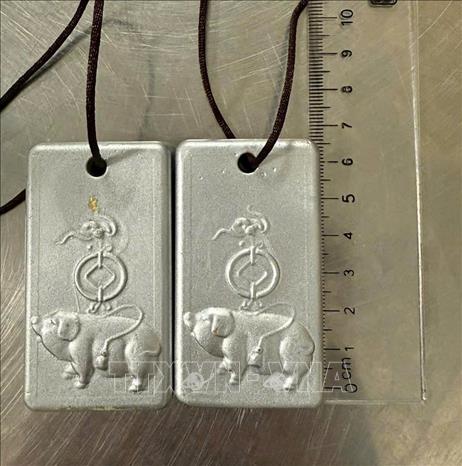 Trước đó, ngày 10/4/2025, tại sân bay quốc tế Nội Bài, bằng biện pháp nghiệp vụ, các lực lượng chức năng cũng đã phát hiện nữ hành khách LOU JIAQI (quốc tịch Trung Quốc) vận chuyển 2 miếng kim loại nghi là vàng nhập cảnh trái phép vào Việt Nam. Ảnh: TTXVN phát