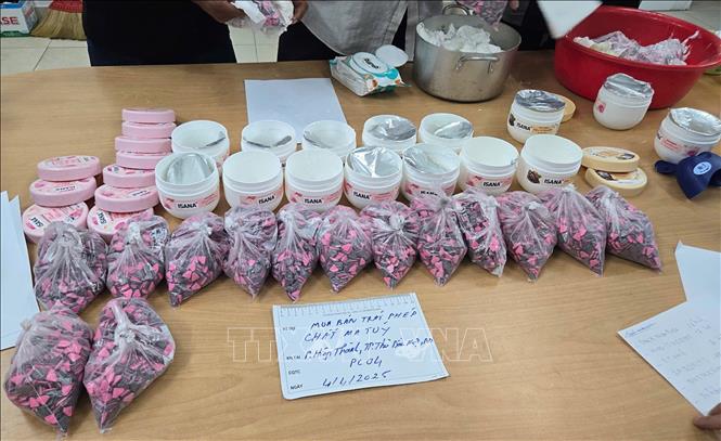 Trước đó, ngày 08/4/2025, bằng các biện pháp nghiệp vụ, Chi cục Hải quan khu vực I đã phối hợp với các lực lượng chức năng phát hiện lô hàng từ Đức về Mỹ Đình qua đường hàng không nghi vấn có chứa ma túy, bắt quả tang Đoàn Vũ Anh Hoàng (SN 1993, quê Bình Phước, chỗ ở hiện nay: Khu dân cư Hiệp Thành I, phường Hiệp Thành, TP Thủ Dầu Một, tỉnh Bình Dương) có hành vi vận chuyển thùng hàng chứa 15,8 kg ma tuý tổng hợp (thuốc lắc dạng viên) được ngụy trang trong các túi bánh kẹo, chai đựng mỹ phẩm…Ảnh: TTXVN phát