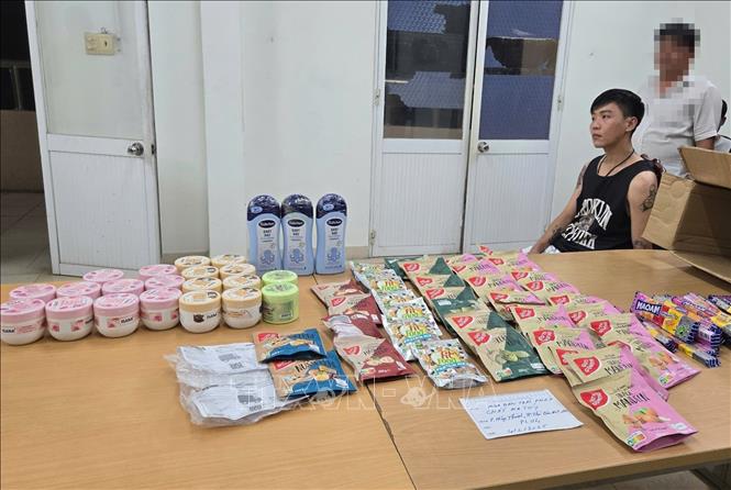 Trước đó, ngày 08/4/2025, bằng các biện pháp nghiệp vụ, Chi cục Hải quan khu vực I đã phối hợp với các lực lượng chức năng phát hiện lô hàng từ Đức về Mỹ Đình qua đường hàng không nghi vấn có chứa ma túy, bắt quả tang Đoàn Vũ Anh Hoàng (SN 1993, quê Bình Phước, chỗ ở hiện nay: Khu dân cư Hiệp Thành I, phường Hiệp Thành, TP Thủ Dầu Một, tỉnh Bình Dương) có hành vi vận chuyển thùng hàng chứa 15,8 kg ma tuý tổng hợp (thuốc lắc dạng viên) được ngụy trang trong các túi bánh kẹo, chai đựng mỹ phẩm…Ảnh: TTXVN phát