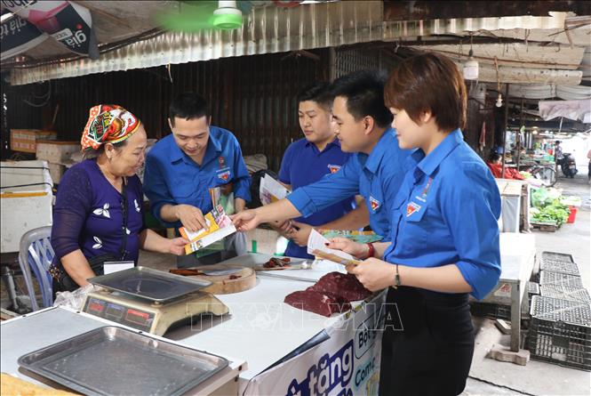 Thanh niên Bắc Ninh ra quân bảo đảm an toàn thực phẩm tại chợ Suối Hoa, thành phố Bắc Ninh. Ảnh: Thanh Thương - TTXVN