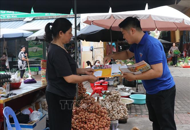 Thanh niên Bắc Ninh ra quân bảo đảm an toàn thực phẩm tại chợ Suối Hoa, thành phố Bắc Ninh. Ảnh: Thanh Thương - TTXVN