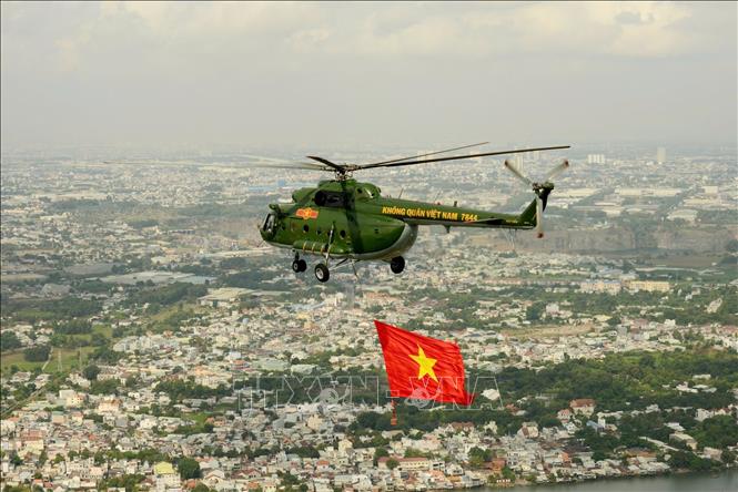 Cờ Tổ quốc, cờ Đảng được các máy bay trực thăng mang theo có diện tích khoảng 20m2, với quả đối trọng nặng 120 kg ở dưới cùng cáp dây nhằm kéo căng lá cờ khi bay trên không. Ảnh: Mạnh Linh-TTXVN