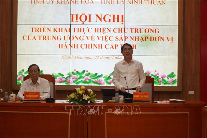 Hội nghị do Bí thư Tỉnh ủy Khánh Hòa Nghiêm Xuân Thành và Bí thư Tỉnh ủy Ninh Thuận Nguyễn Đức Thanh đồng chủ trì. Ảnh: Đặng Tuấn - TTXVN