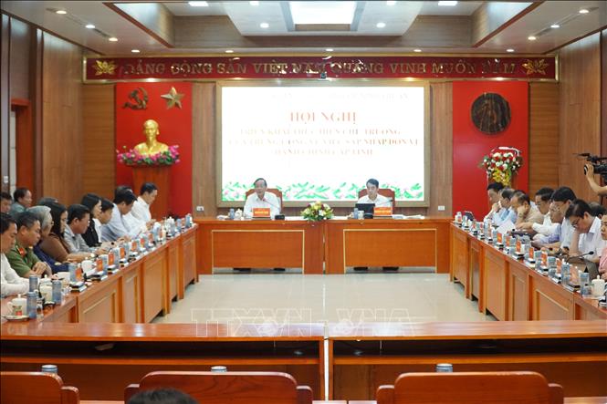Hội nghị do Bí thư Tỉnh ủy Khánh Hòa Nghiêm Xuân Thành và Bí thư Tỉnh ủy Ninh Thuận Nguyễn Đức Thanh đồng chủ trì. Ảnh: Đặng Tuấn - TTXVN