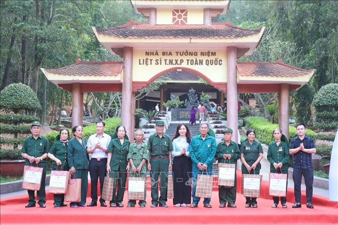 Ban tổ chức tặng quà cho các cựu TNXP tiêu biểu. Ảnh: Hoàng Ngà - TTXVN