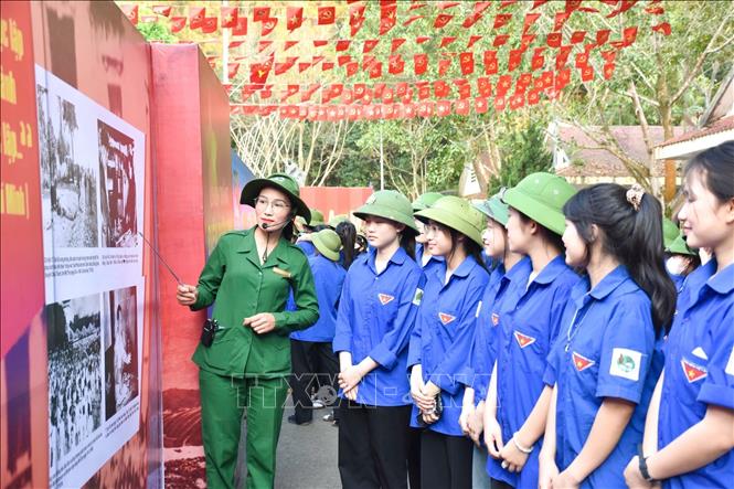 Đại biểu tham quan Triển lãm 
