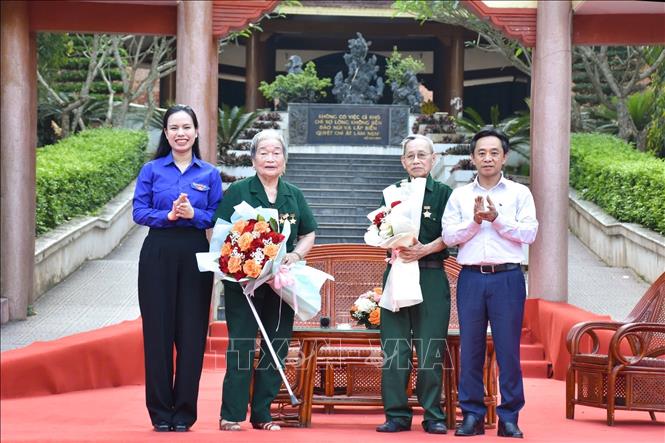 Tặng hoa cho các cựu TNXP tiêu biểu giao lưu tại chương trình. Ảnh: Hoàng Ngà - TTXVN