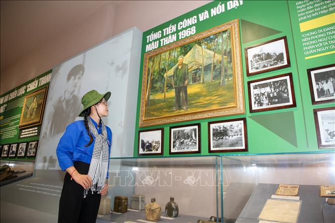 Bạn Nguyễn Thị Như Nguyệt, tỉnh Trà Vinh, tham quan các di tích kháng chiến đang lưu giữ tại nhà trưng bày Di tích quốc gia đặc biệt Căn cứ Trung ương Cục miền Nam. Ảnh: Giang Phương – TTXVN