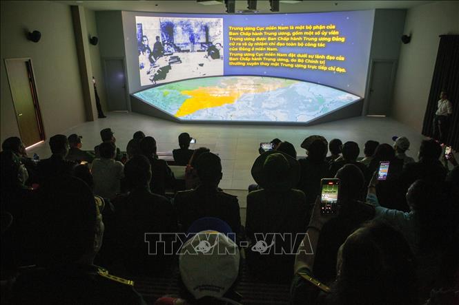 Đoàn viên, thanh niên xem trình chiếu phim tư liệu bằng công nghệ 3D mapping tại nhà trưng bày Di tích quốc gia đặc biệt Căn cứ Trung ương Cục miền Nam. Ảnh: Giang Phương – TTXVN
